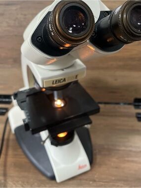Leica DME Upright Compound  Microscope w/ 4x 10x 40x Objectives